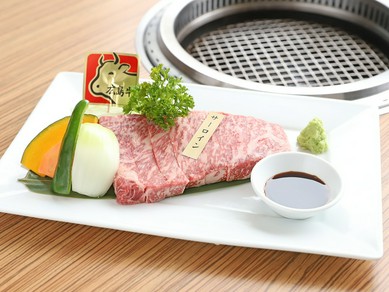 肉が美味しいからステーキも人気。自分の好みの焼き加減で味わいたい『サーロインステーキ　約250g』
