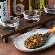 甘めの西京味噌に店独自の具材をブレンド。しゃもじに乗せて炙れば、香ばしい味噌の香りが食欲もお酒もそそります。シンプルだからこその美味しさをしみじみと味わえます。他に『そばみそ』もあります。