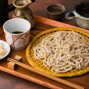水分の少ない辛味大根はえぐみが少なく、そばと一緒に食べることでサッパリとします。強い辛味は慣れると病みつきになります。最後にそば湯を加え、とろみのある美味しさを楽しめます。