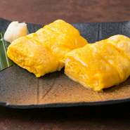 熱々、フワフワの玉子焼。やさしい味の玉子に蕎麦出汁を入れることで、そば店ならではの旨さとなっています。仕上がりはふっくらと焼き上げるのが特徴。ぜひご賞味あれ。