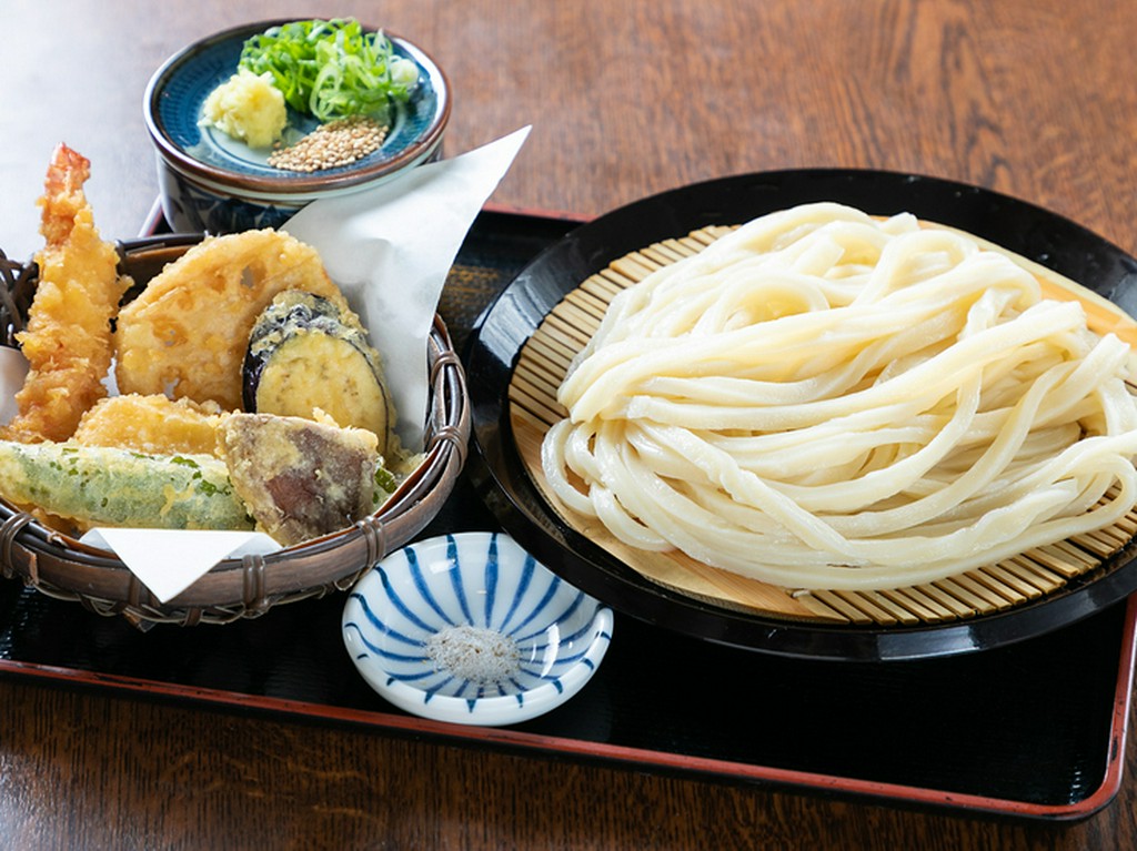 厳選した旬野菜を、サクッとした衣で包んで天ぷらに