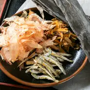 真昆布、伊吹島のいりこ、麺に合うようにブレンドしてもらったという鰹節からとる出汁が絶品。奥深い味わいで、思わず最後まで飲み干してしまうほどです。