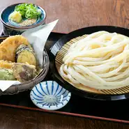 海老天と旬の野菜を天ぷらにした人気の一杯。
温かい『季節野菜の湯だめうどん』もおススメです。