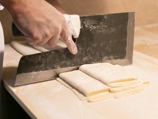 機械を使わず、手ごね、手切りにこだわる自家製の手打ち麺