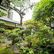 手入れの行き届いた日本庭園を眺めながら創作フレンチが堪能できる【The　華紋】。四季折々の姿を見せる庭園とシェフが織りなす季節の料理に囲まれ、満ち足りた時を過ごせます。