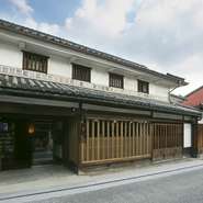 風情ある白壁の町並みや、おしゃれなお店が多い倉敷美観地区。そこに佇む和と洋が調和するレトロモダンな建物で、地元食材を使ったフレンチが楽しめます。倉敷散策デートのランチにもピッタリです。