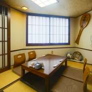 座敷席は障子で仕切ることができるので、完全個室として利用可能。すべての座敷席をつなげれば、最大18名まで利用できる大部屋としても使えます。ファミリーでの利用はもちろん、接待や会食、宴会などにぴったり。