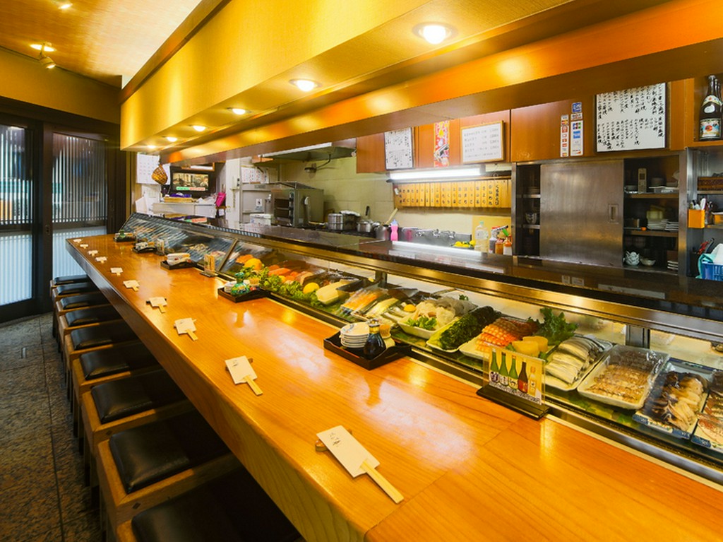 6m超えのネタケースに並ぶ新鮮魚介。眺めるだけでワクワク