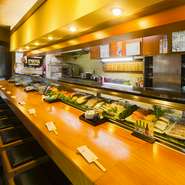 カウンター席の前に備えられたネタケースには、新鮮な魚介がずらりと並びます。美しく陳列された様子は、まるで「陳列アート」。眺めるだけでも期待で胸が高鳴ります。どれを食べようかと悩む時間も楽しみのひとつ。