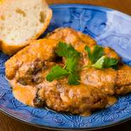 天然車えびのみそを使った自家製ソースの深いコクとバターが、魚介とマッチした逸品。画像のカキだけでなく、アワビや貝柱、ホタテ、シタビラメ、トコブシなど、旬の食材を使ったバター焼きも楽しめます。