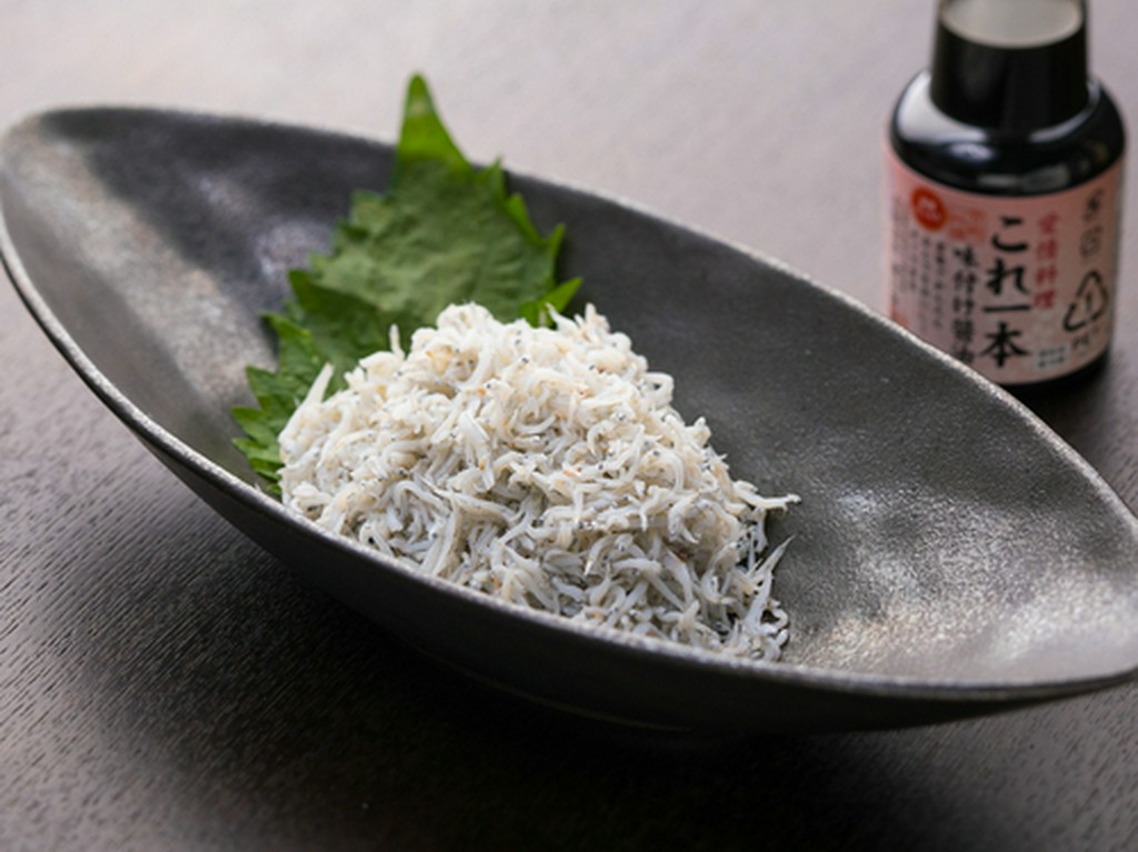 オーナーの実家で採れた『しらす料理』を、思う存分堪能できる