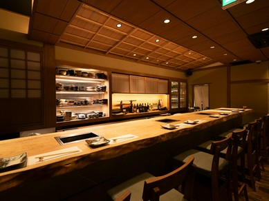 肩を並べて、逸品料理とワインに舌鼓を打つ幸せな時間