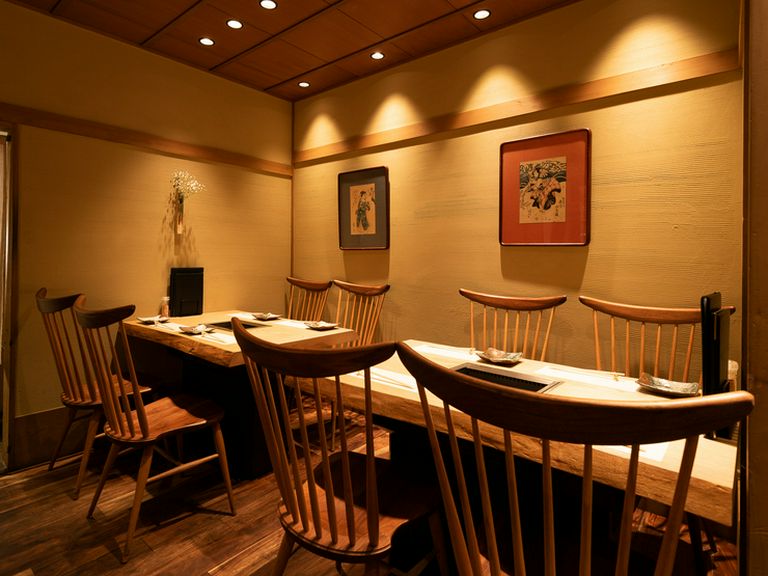 木をふんだんに使った、温かみのある店内で優雅なひとときを