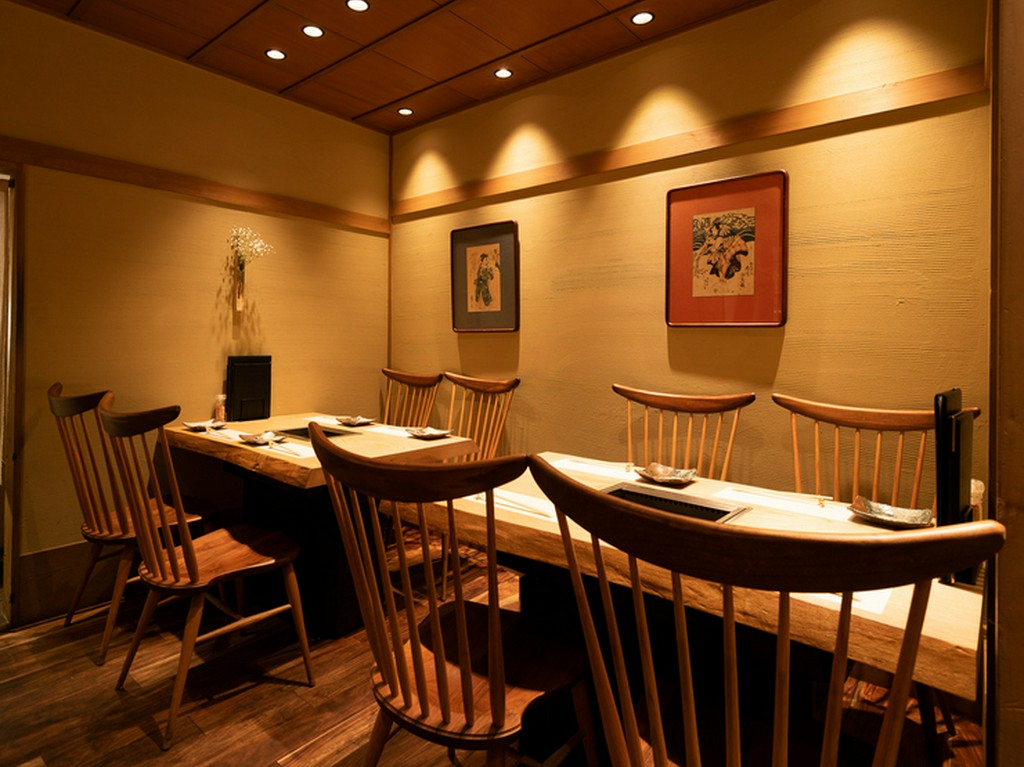 木をふんだんに使った、温かみのある店内で優雅なひとときを