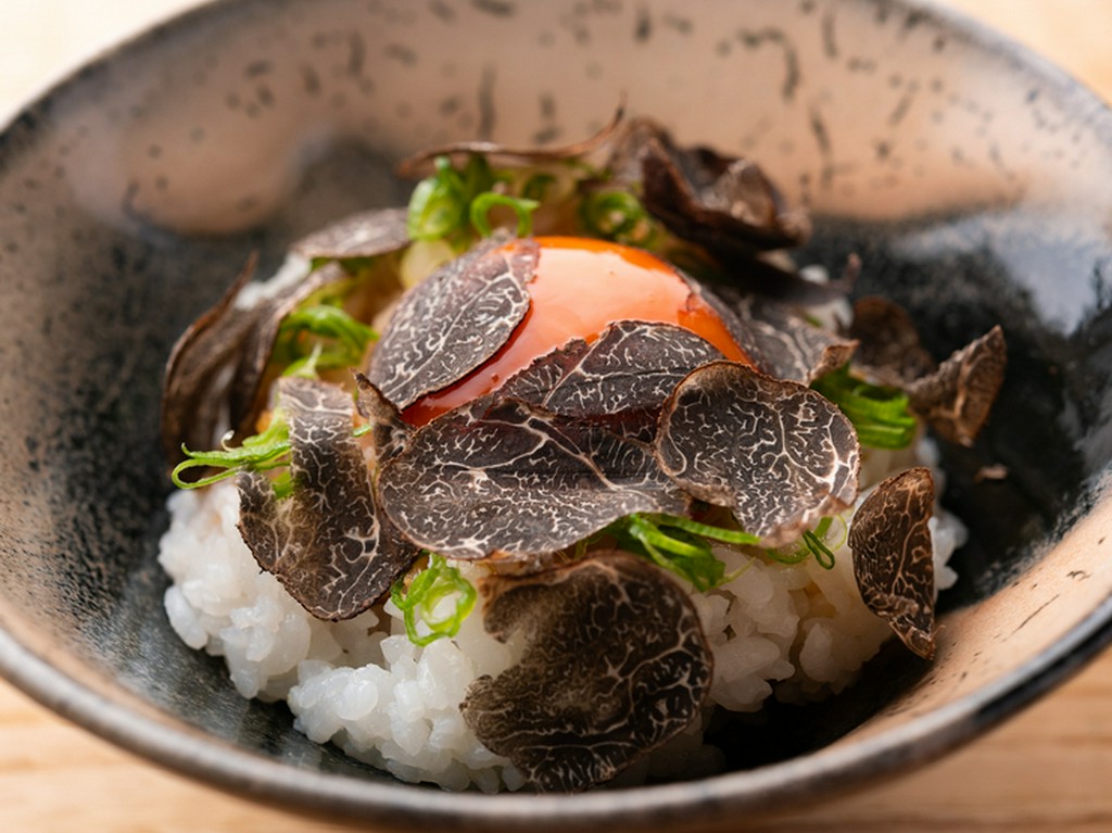 〆まで贅沢尽くし！　芳醇な香りを纏った『トリュフ卵かけごはん』