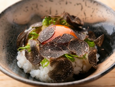 〆まで贅沢尽くし！　芳醇な香りを纏った『トリュフ卵かけごはん』