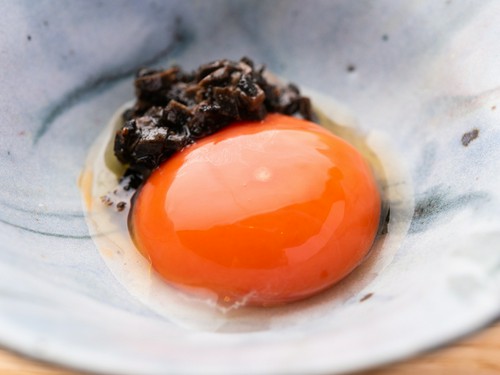 『ハラミステーキ』は、オリジナル濃厚卵とトリュフをつけて
