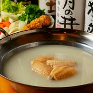 地鶏のガラを白濁状態になるまで時間をかけて何度も濾し、しっかり煮詰めます。そのスープを使って野菜、つくね、鶏肉などを『水炊き』に。ラーメンなどの麺か雑炊で〆も楽しめます。