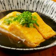 養鶏場卵による出し巻きをトロ～リあんかけでいただきます。ダシの効いたあんかけが出汁巻きを包み込み、何とも優しい風味と食感に。そのままでも美味しい出し巻きがよりグレードアップしています。