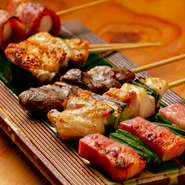 串焼は手前から「アスパラベーコン」「鶏もも肉のねぎま」「ココロ」「手羽先」「うずらベーコン」。もちろん焼くのは紀州備長炭で。炭の香り、遠赤外線効果が各素材の旨みをより引き出します。