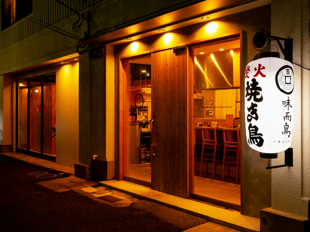 お洒落なガラス張りの店頭に大きな提灯が目印