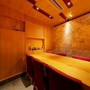 イタリア産大理石の壁と組子欄間が美しい半個室空間をご用意。2～6名様に対応し、プライベート感を大切にしたい宴席にぴったりです。ビジネスシーンではご商談にも人気の場。お席のご予約は早めがおすすめ。
