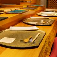 『季節のおまかせコース』の充実した内容に加え、穏やかな人柄の大将のもてなしと誠実な仕事が好評。大人が憩うのにふさわしい設えも心地よく、一人静かに和むのにぴったりです。カウンター席の居心地の良さも◎。