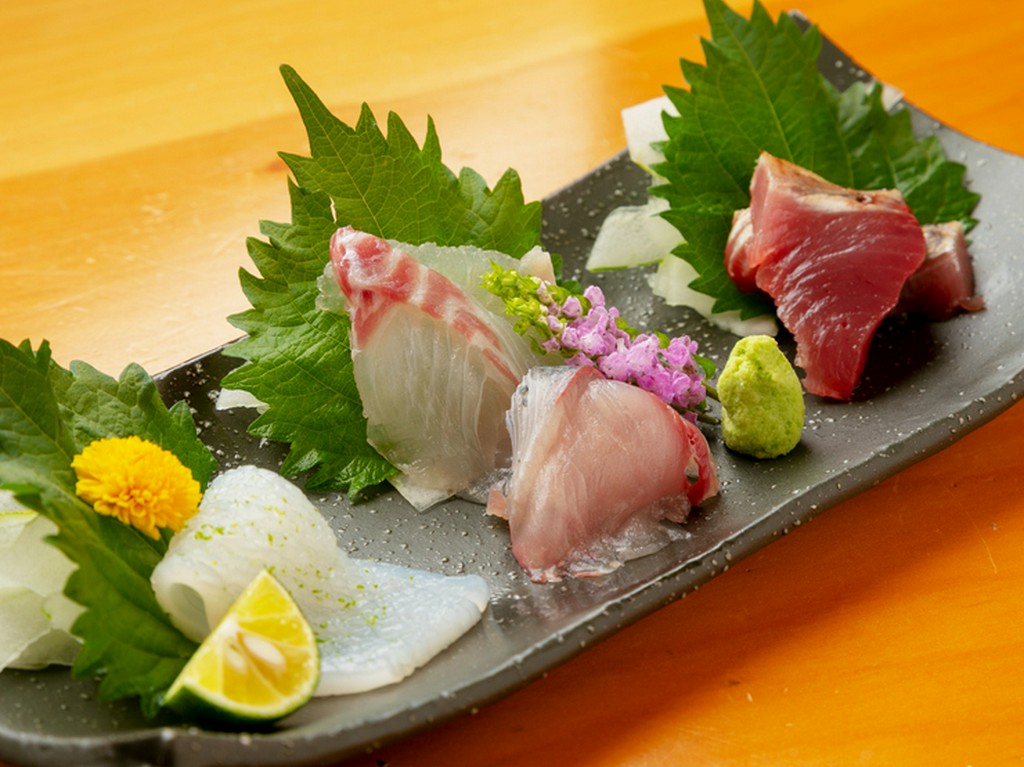 大将の包丁技が冴える！　『季節のお造り盛り合わせ』5種