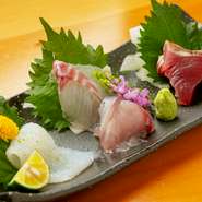 おまかせコースの序盤には、その日最高の鮮魚で彩るお造り5種が登場。淡路島直送の天然魚をはじめとする、日本各地の旬の味わいを楽しめます。食材の持ち味を高める包丁技で、いっそうの美味しさと食感に。