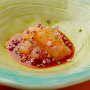 北海道産のふっくら大ぶりの生ぼたん海老と、自家製醤油と卵黄を混ぜた黄身醤油を合わせた一皿。卵黄がぼたん海老の甘さと食感をいっそう際立たせ、驚きの美味しさに。コースのアクセントになる名物のひとつ。