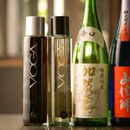 飲み口いろいろ。常時8種類ほど用意している日本酒