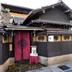 九州・博多が誇るおいしいものを、風情ある純和風の個室で堪能
