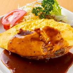 女性や子どもに大人気。半熟卵と手づくりソースが決め手の『オムライス』