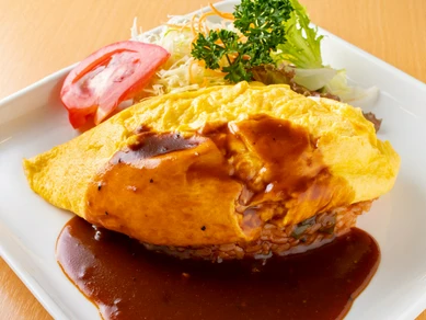 女性や子どもに大人気。半熟卵と手づくりソースが決め手の『オムライス』