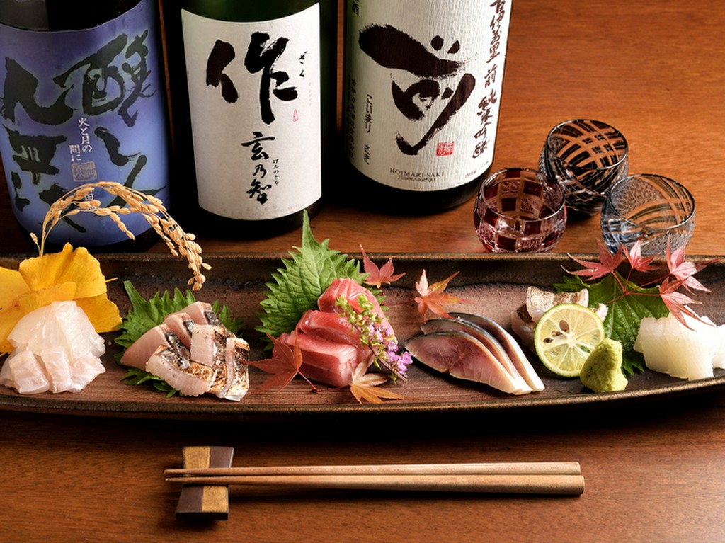 厳選仕入れした旬の鮮魚と四季折々の彩り豊かで繊細な盛り付けに心躍る『造り盛り合わせ五種』