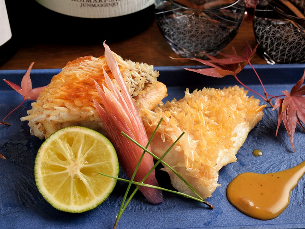 サクサクとしたうろこの食感と松笠が開いたような華やかな姿が楽しめる『甘鯛ウロコ焼』