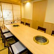 多様な人数に対応できる完全個室を完備。落ち着いた和の空間と選び抜かれた極上の肉は、接待や会食など大切な人をもてなすのにピッタリです。お土産としても利用できる木箱入りの「サーロイン」も用意されています。