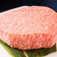 牛一頭からほんのわずかしか取れないヒレ肉の中でも、さらに量が極めて少ない部位。脂の少ない赤身肉にもかかわらず驚くほど柔らかく肉汁もたっぷりです。シンプルに塩コショウで提供。特別な日にピッタリです。