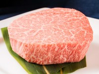 ヒレ肉の中心部でもっとも肉質の良い希少な高級部位。肉の王様と名高い『シャトーブリアン　100g』