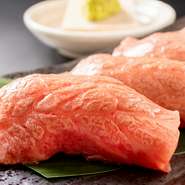 黒毛和牛A5ランクの肉を使用し、さっと炙っただけのほぼレア状態で提供。食べたとたん溶けるほど柔らかく、口いっぱいに脂の甘さが感じられる逸品です。ワサビや焼き肉のたれなどお好みでどうぞ。