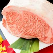 店内で提供される肉は全てA5ランクの国産黒毛和牛のみ使用。その時に一番良い状態の肉を厳選仕入れしています。程よくサシが入った柔らかな肉は、口に入れた瞬間、とろけるような旨味が体感できる美味しさです。