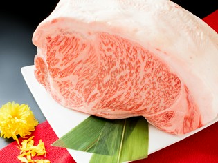 きめ細かい肉質にしっかりとサシが入ったA5ランクの国産黒毛和牛