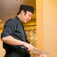 その時に最も状態のいい肉を仕入れるだけでなく、ひとつひとつ丁寧にチェックし良質な状態でお客様に提供。良い肉はとても美しく、舌で楽しむだけではなく目でも楽しんで欲しいと語る西岡氏。