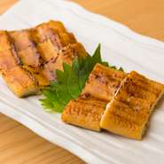 新鮮な生魚を使用した寿司が味わえます。中でも看板メニューとなるのは穴子料理。広島魚市場で厳選した国産穴子を店内で捌き、握りや炙りなどさまざまな調理法で提供しています。1日で30～40皿注文が入るほど人気。