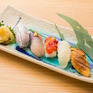 瀬戸内の海で取れた新鮮な生のネタを、店内で職人が捌いて提供しています。季節ごとに水揚げされる魚も異なるため、その時期その時期の旬に合わせて仕入れています。一皿一皿から四季を感じられるのも魅力です。