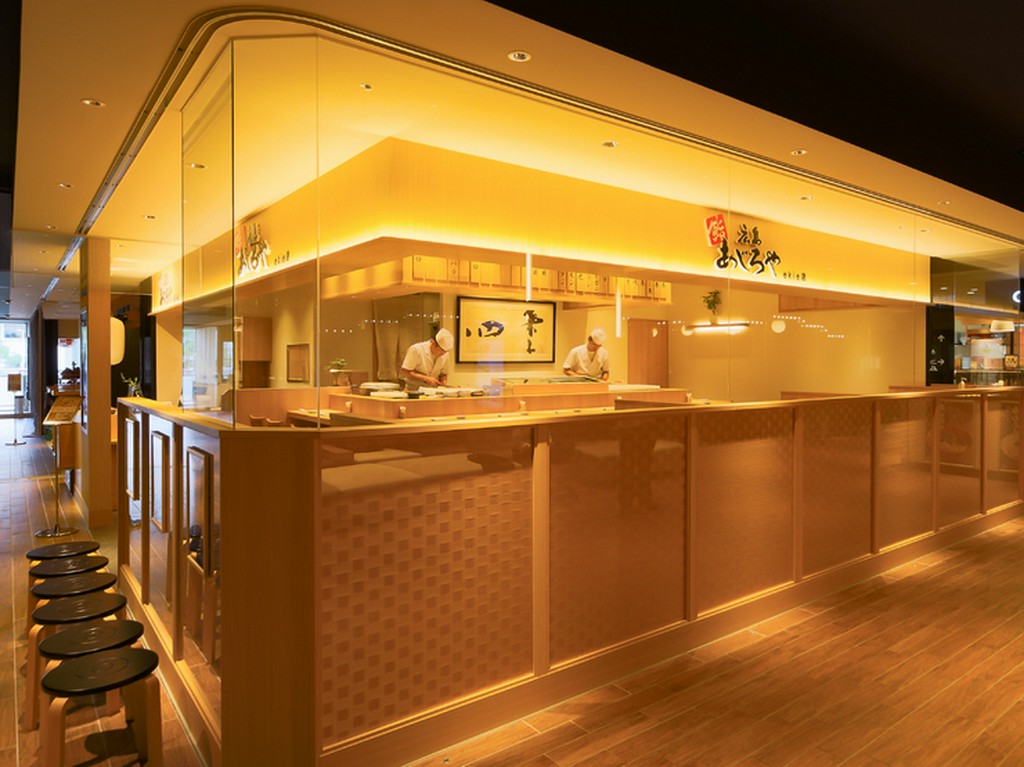 高級感のある店構えながらも、開放的でくつろげる空間