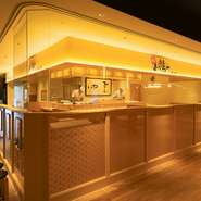 落ち着いた高級感のある店構えながら、ガラス張りで開放感抜群の空間が演出されています。肩ひじ張らずにくつろげる、老若男女問わず幅広いシチュエーションで利用しやすい雰囲気が魅力です。