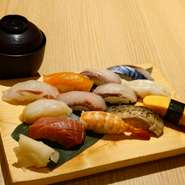 その日その日に仕入れた新鮮なネタを、職人が握って提供してくれます。仕入れ状況によって内容が異なるので、違った味わいを楽しめるのも魅力です。12貫で税込3630円と価格もリーズナブル。