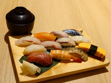 その日その日に仕入れた新鮮なネタを楽しめる『特上にぎり（13貫）赤出汁付』