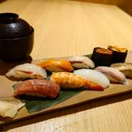 本まぐろの大トロ・あじろや名物煮穴子・うに・いくら　などが入った全10貫の極上にぎり